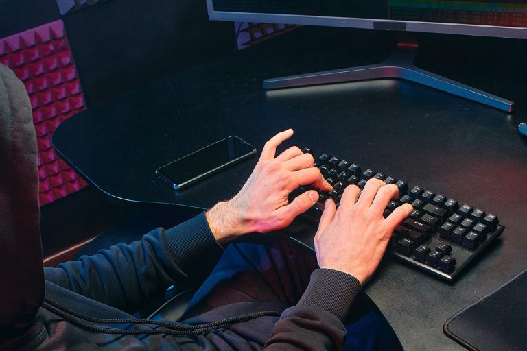 MUP Srpske upozorio na prevare na internetu: Kako ih prepoznati?