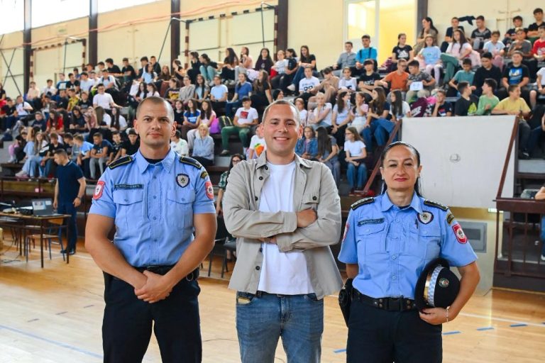 Policajci održali predavanje đacima, stigao i jutjuber Braco Gajić