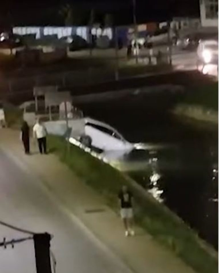 Bijeljina: Automobil sletio u kanal