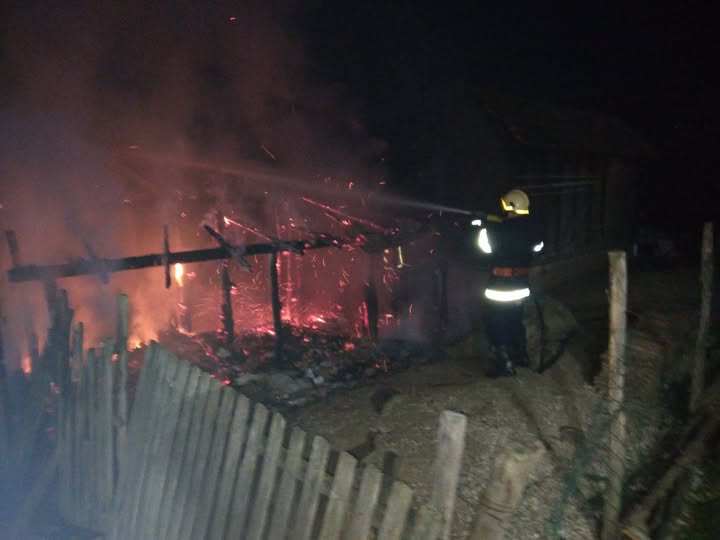 Požar u Maleševcima kod Ugljevika: Izgorio pomoćni objekat